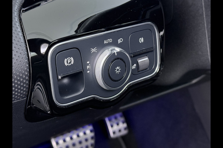 Mercedes-Benz A-Klasse 250e AMG // Panorama dak // Sfeerverlichting // Memory // MultiBeam LED // Advanced Audio // Keyless // 18" AMG Velgen // Widesc