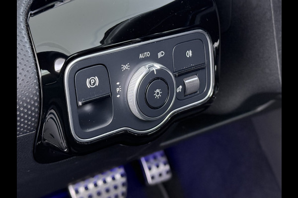 Mercedes-Benz A-Klasse 250e AMG // Panorama dak // Sfeerverlichting // Memory // MultiBeam LED // Advanced Audio // Keyless // 18" AMG Velgen // Widesc