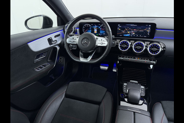 Mercedes-Benz A-Klasse 250e AMG // Panorama dak // Sfeerverlichting // Memory // MultiBeam LED // Advanced Audio // Keyless // 18" AMG Velgen // Widesc