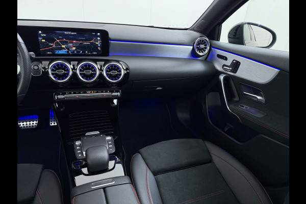 Mercedes-Benz A-Klasse 250e AMG // Panorama dak // Sfeerverlichting // Memory // MultiBeam LED // Advanced Audio // Keyless // 18" AMG Velgen // Widesc