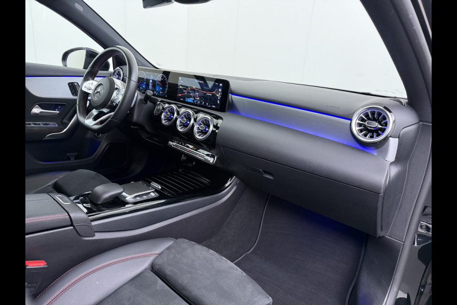 Mercedes-Benz A-Klasse 250e AMG // Panorama dak // Sfeerverlichting // Memory // MultiBeam LED // Advanced Audio // Keyless // 18" AMG Velgen // Widesc