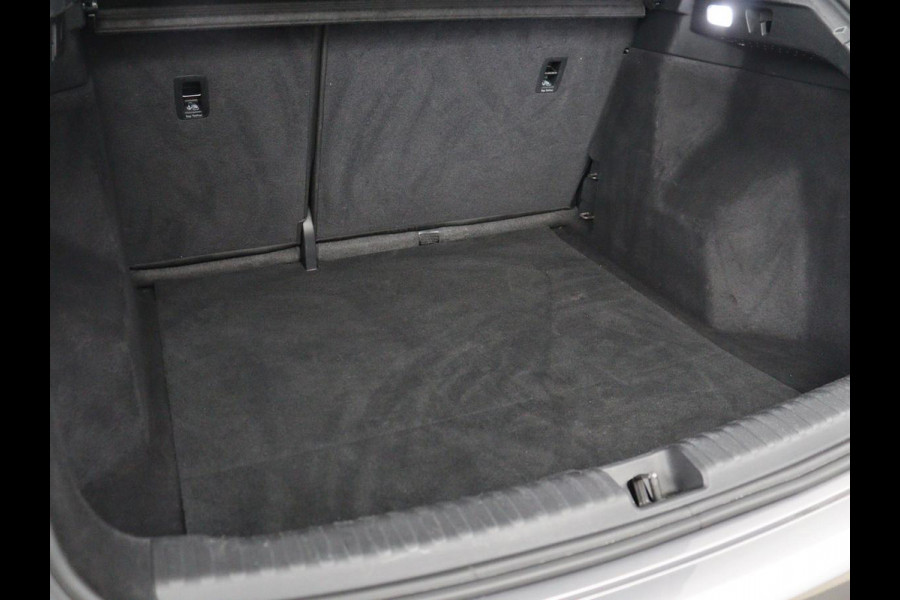 Audi Q4 e-tron 35 Launch edition 55 kWh | Warmtepomp | Stoelverwarming | Carplay | Full LED | 19'' | Navigatie | Parkeerhulp | DAB | Climate control | Cruise control | Bluetooth