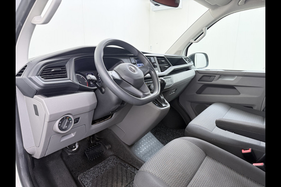 Volkswagen Transporter 2.0TDI 150PK AUT-7 3-Pers. Euro 6 Trekhaak Navi* Apple Carplay Android Auto Airco Cruise Control Pdc Comfortline Betonplex Vloer Lat om Lat Wandbetimmering Schuifdeur 2.500KG Trekgewicht 1e Eigenaar Origineel Nederlandse Bestelbus