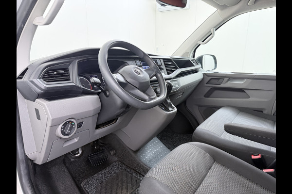 Volkswagen Transporter 2.0TDI 150PK AUT-7 3-Pers. Euro 6 Trekhaak Navi* Apple Carplay Android Auto Airco Cruise Control Pdc Comfortline Betonplex Vloer Lat om Lat Wandbetimmering Schuifdeur 2.500KG Trekgewicht 1e Eigenaar Origineel Nederlandse Bestelbus
