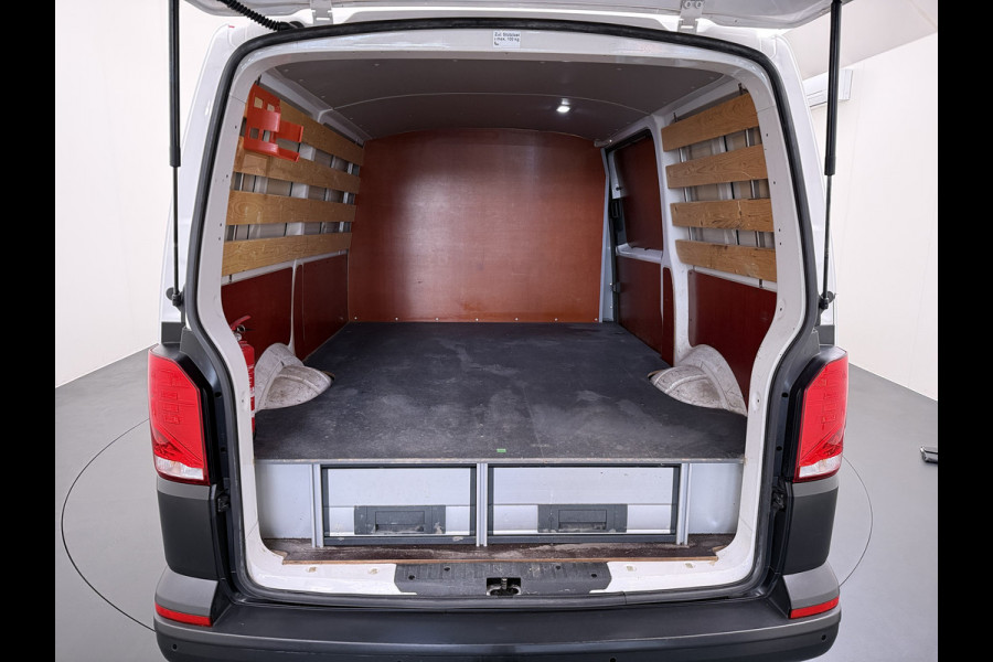 Volkswagen Transporter 2.0TDI 150PK AUT-7 3-Pers. Euro 6 Trekhaak Navi* Apple Carplay Android Auto Airco Cruise Control Pdc Comfortline Betonplex Vloer Lat om Lat Wandbetimmering Schuifdeur 2.500KG Trekgewicht 1e Eigenaar Origineel Nederlandse Bestelbus