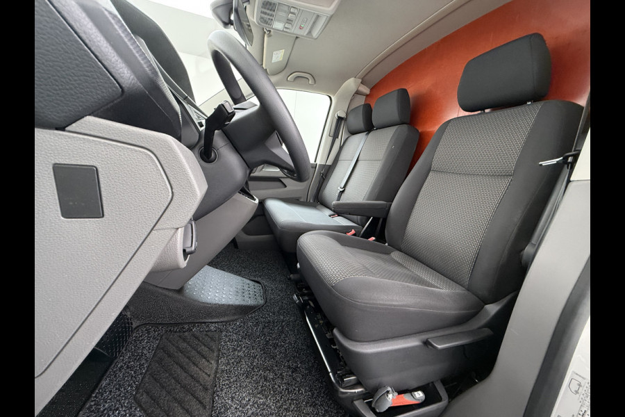 Volkswagen Transporter 2.0TDI 150PK AUT-7 3-Pers. Euro 6 Trekhaak Navi* Apple Carplay Android Auto Airco Cruise Control Pdc Comfortline Betonplex Vloer Lat om Lat Wandbetimmering Schuifdeur 2.500KG Trekgewicht 1e Eigenaar Origineel Nederlandse Bestelbus
