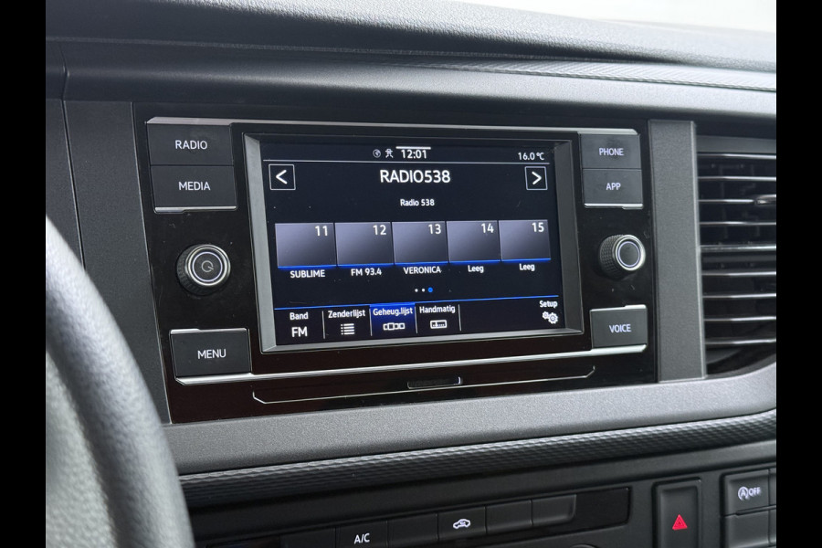 Volkswagen Transporter 2.0TDI 150PK AUT-7 3-Pers. Euro 6 Trekhaak Navi* Apple Carplay Android Auto Airco Cruise Control Pdc Comfortline Betonplex Vloer Lat om Lat Wandbetimmering Schuifdeur 2.500KG Trekgewicht 1e Eigenaar Origineel Nederlandse Bestelbus