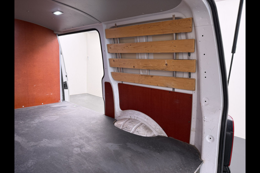 Volkswagen Transporter 2.0TDI 150PK AUT-7 3-Pers. Euro 6 Trekhaak Navi* Apple Carplay Android Auto Airco Cruise Control Pdc Comfortline Betonplex Vloer Lat om Lat Wandbetimmering Schuifdeur 2.500KG Trekgewicht 1e Eigenaar Origineel Nederlandse Bestelbus