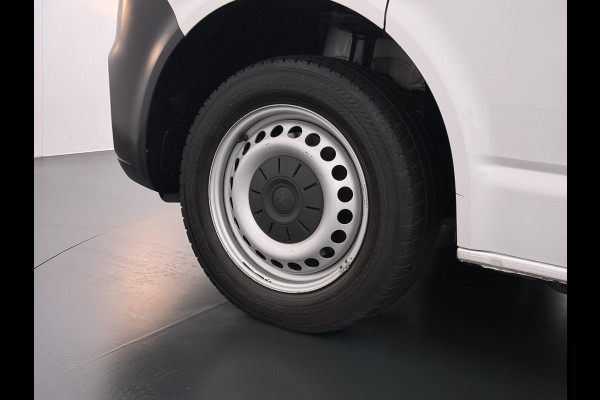 Volkswagen Transporter 2.0TDI 150PK AUT-7 3-Pers. Euro 6 Trekhaak Navi* Apple Carplay Android Auto Airco Cruise Control Pdc Comfortline Betonplex Vloer Lat om Lat Wandbetimmering Schuifdeur 2.500KG Trekgewicht 1e Eigenaar Origineel Nederlandse Bestelbus