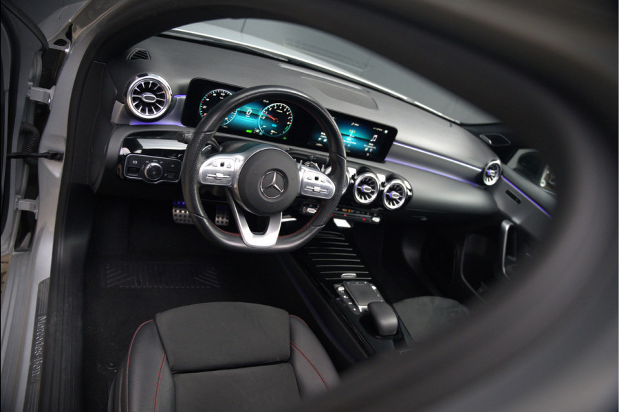 Mercedes-Benz A-Klasse 250 e Business Solution AMG Limited | Stoelverwarming | Camera | Ambiance Verlichting | Keyless | Apple Carplay | Navigatie | Cruise Control | SOH 94,32%