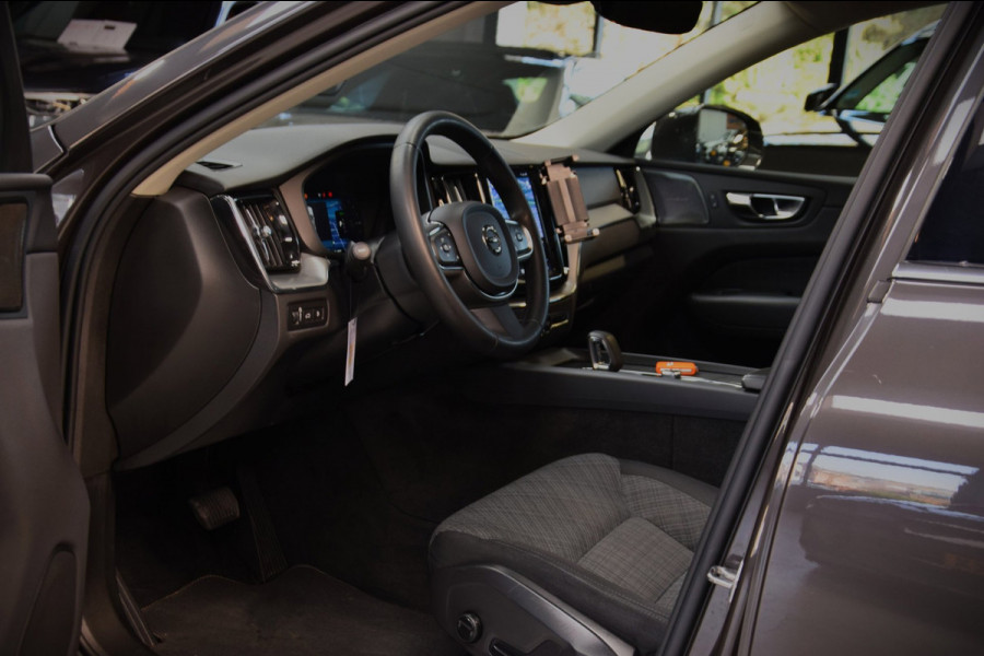 Volvo XC60 2.0 T6 Plug-in hybrid AWD Panoramadak|HUD|ACC|Dealer onderhouden|