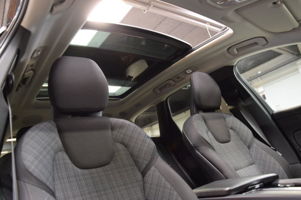 Volvo XC60 2.0 T6 Plug-in hybrid AWD Panoramadak|HUD|ACC|Dealer onderhouden|