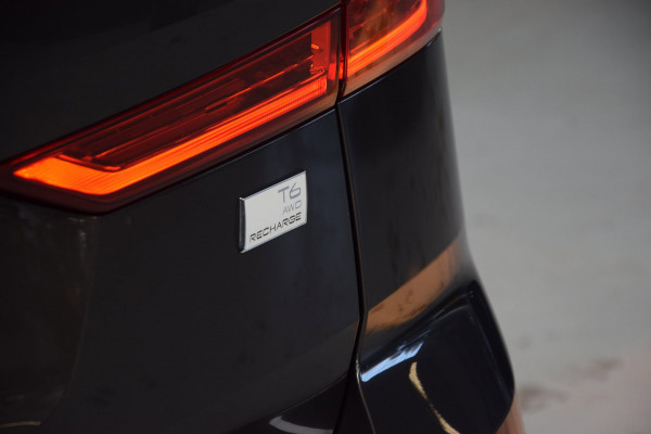 Volvo XC60 2.0 T6 Plug-in hybrid AWD Panoramadak|HUD|ACC|Dealer onderhouden|