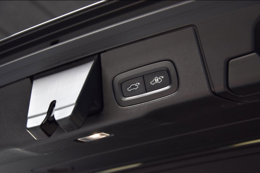 Volvo XC60 2.0 T6 Plug-in hybrid AWD Panoramadak|HUD|ACC|Dealer onderhouden|