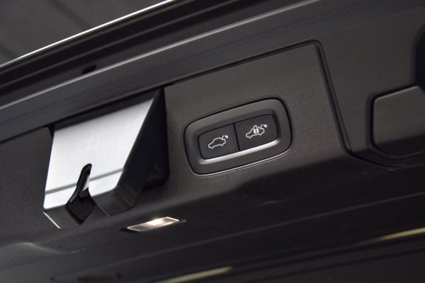 Volvo XC60 2.0 T6 Plug-in hybrid AWD Panoramadak|HUD|ACC|Dealer onderhouden|