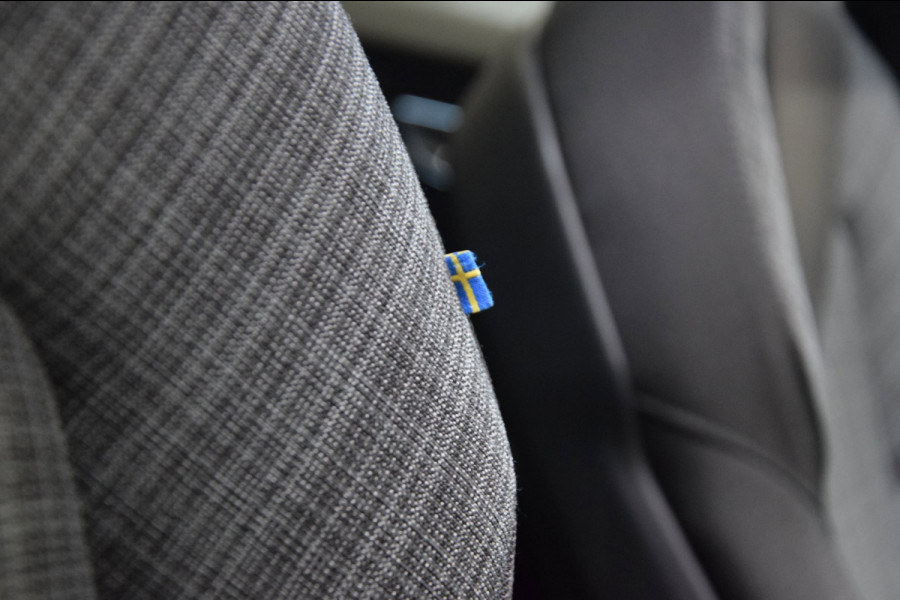 Volvo XC60 2.0 T6 Plug-in hybrid AWD Panoramadak|HUD|ACC|Dealer onderhouden|