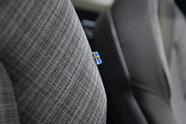 Volvo XC60 2.0 T6 Plug-in hybrid AWD Panoramadak|HUD|ACC|Dealer onderhouden|