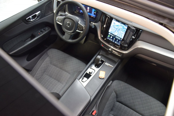 Volvo XC60 2.0 T6 Plug-in hybrid AWD Panoramadak|HUD|ACC|Dealer onderhouden|
