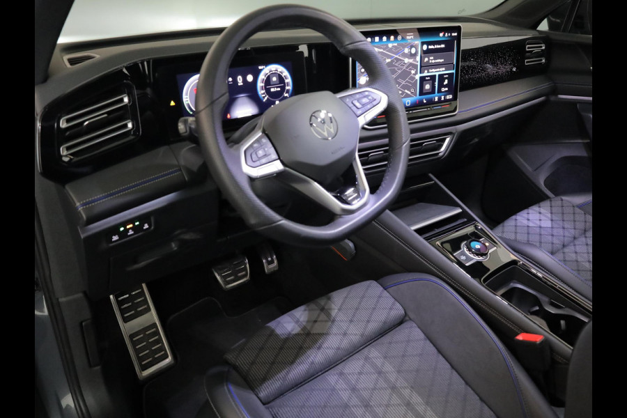 Volkswagen Tiguan 1.5 eHybrid R-Line Edition 272 pk Automaat (DSG) | Verlengde garantie | Navigatie | Panoramadak | Parkeersensoren (Park assist) | Rondomzicht camera | Stoelverwarming v/a | R-Line |