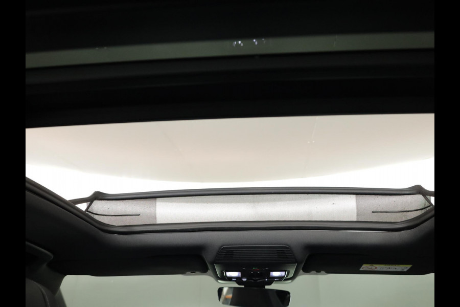 Volkswagen Tiguan 1.5 eHybrid R-Line Edition 272 pk Automaat (DSG) | Verlengde garantie | Navigatie | Panoramadak | Parkeersensoren (Park assist) | Rondomzicht camera | Stoelverwarming v/a | R-Line |