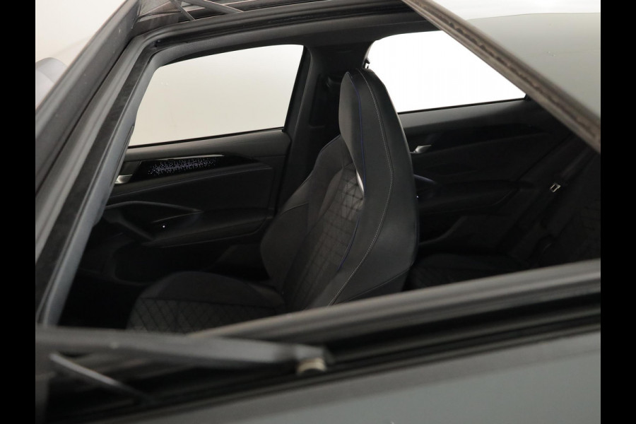 Volkswagen Tiguan 1.5 eHybrid R-Line Edition 272 pk Automaat (DSG) | Verlengde garantie | Navigatie | Panoramadak | Parkeersensoren (Park assist) | Rondomzicht camera | Stoelverwarming v/a | R-Line |