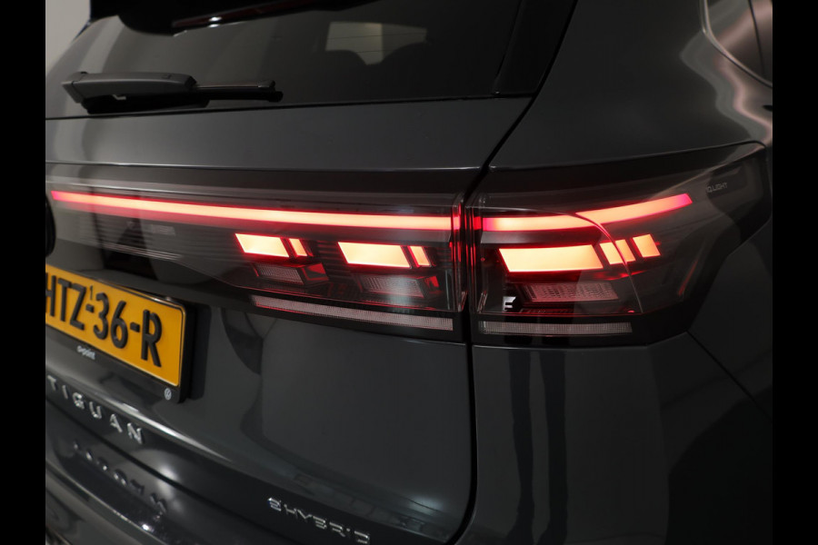 Volkswagen Tiguan 1.5 eHybrid R-Line Edition 272 pk Automaat (DSG) | Verlengde garantie | Navigatie | Panoramadak | Parkeersensoren (Park assist) | Rondomzicht camera | Stoelverwarming v/a | R-Line |