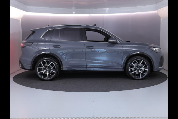 Volkswagen Tiguan 1.5 eHybrid R-Line Edition 272 pk Automaat (DSG) | Verlengde garantie | Navigatie | Panoramadak | Parkeersensoren (Park assist) | Rondomzicht camera | Stoelverwarming v/a | R-Line |