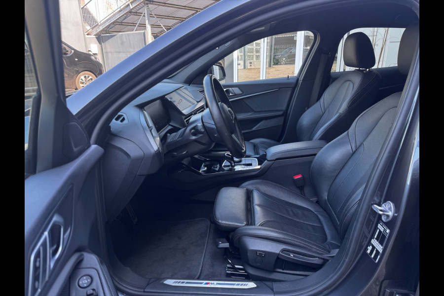 BMW 1-serie 118i M-Sport | M Interieur + Exterieur | NL-Auto | Leder + Stoelverwarming | Camera | LED | PDC Rondom |