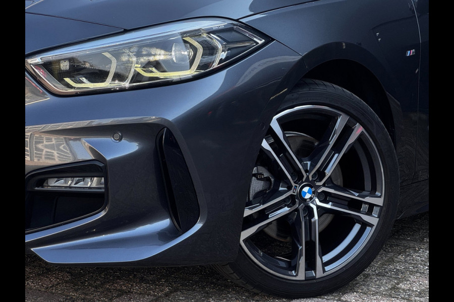 BMW 1-serie 118i M-Sport | M Interieur + Exterieur | NL-Auto | Leder + Stoelverwarming | Camera | LED | PDC Rondom |