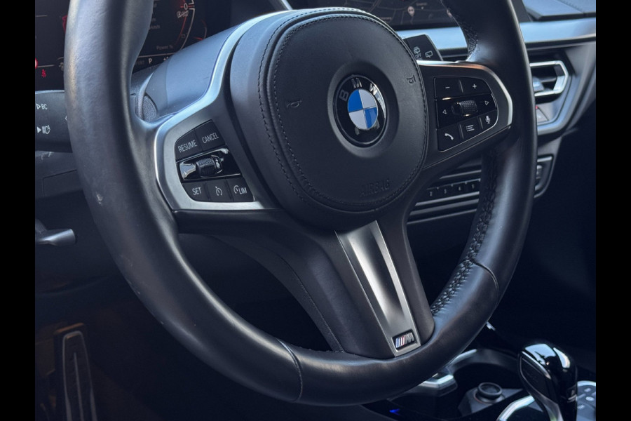 BMW 1-serie 118i M-Sport | M Interieur + Exterieur | NL-Auto | Leder + Stoelverwarming | Camera | LED | PDC Rondom |