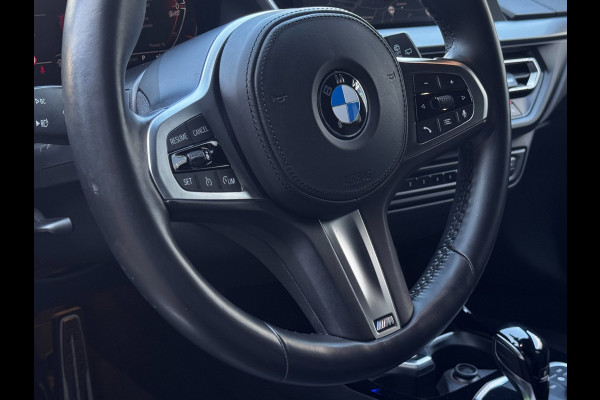 BMW 1-serie 118i M-Sport | M Interieur + Exterieur | NL-Auto | Leder + Stoelverwarming | Camera | LED | PDC Rondom |