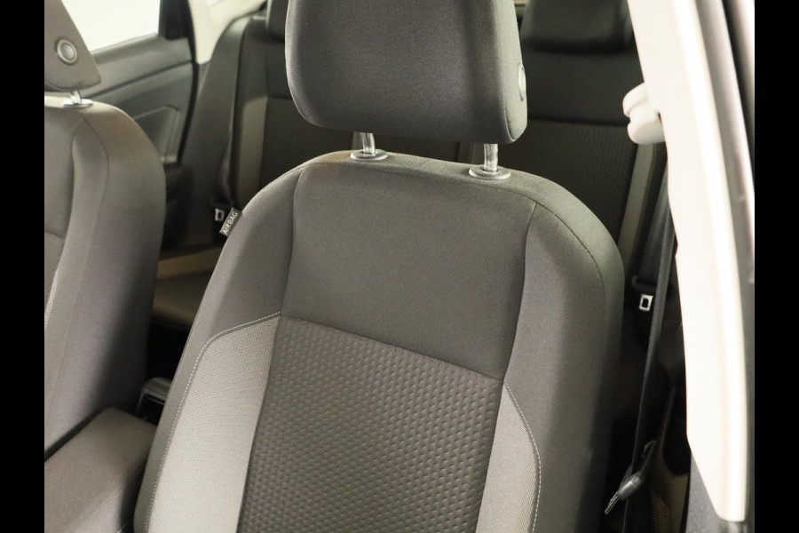 Volkswagen Polo 1.0 TSI Life 95PK | Navigatie | parkeersensoren | extra getint glas | keyless entry | stoelverwarming