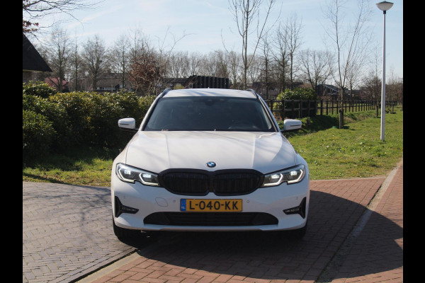 BMW 3 Serie Touring 320e Business Edition Plus | 19 Inch Velgen | Trekhaak | Laser Led koplampen | NL-Auto |