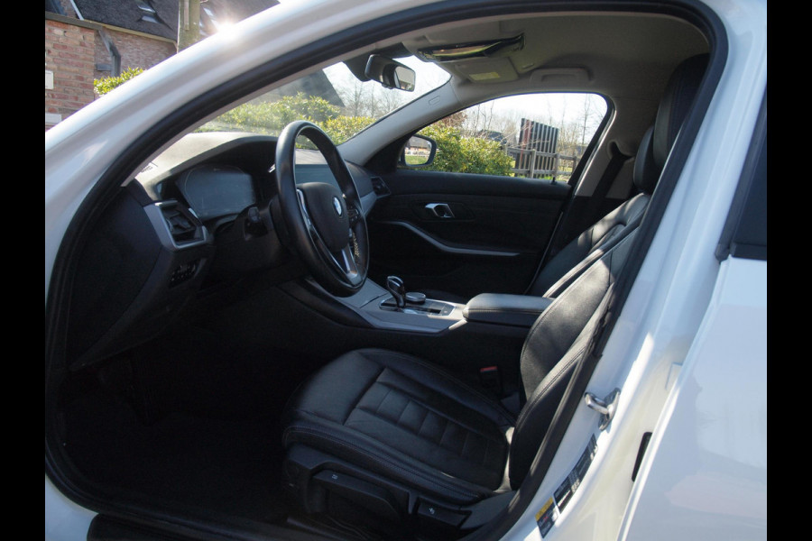 BMW 3 Serie Touring 320e Business Edition Plus | 19 Inch Velgen | Trekhaak | Laser Led koplampen | NL-Auto |