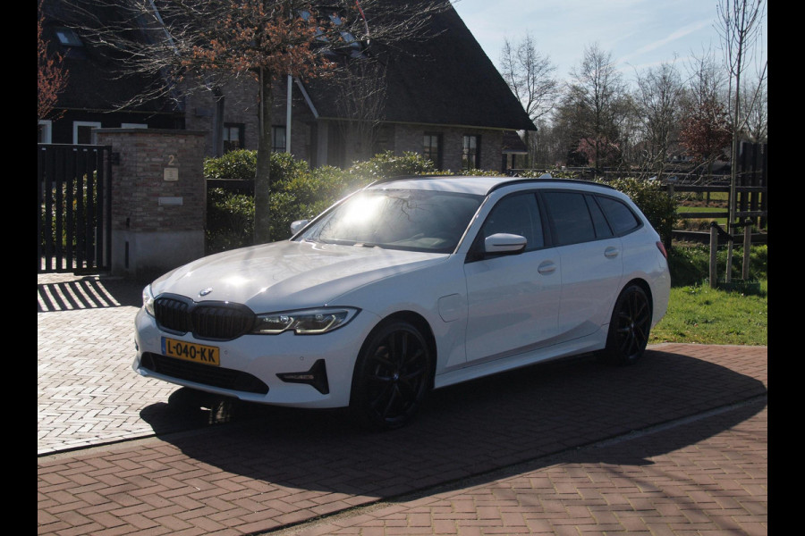 BMW 3 Serie Touring 320e Business Edition Plus | 19 Inch Velgen | Trekhaak | Laser Led koplampen | NL-Auto |