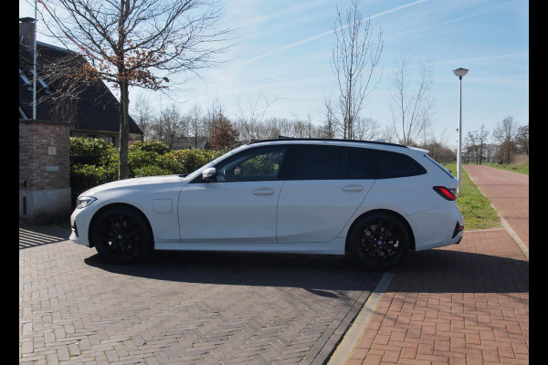 BMW 3 Serie Touring 320e Business Edition Plus | 19 Inch Velgen | Trekhaak | Laser Led koplampen | NL-Auto |