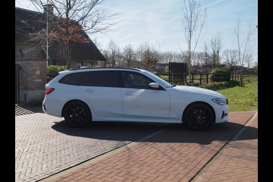 BMW 3 Serie Touring 320e Business Edition Plus | 19 Inch Velgen | Trekhaak | Laser Led koplampen | NL-Auto |