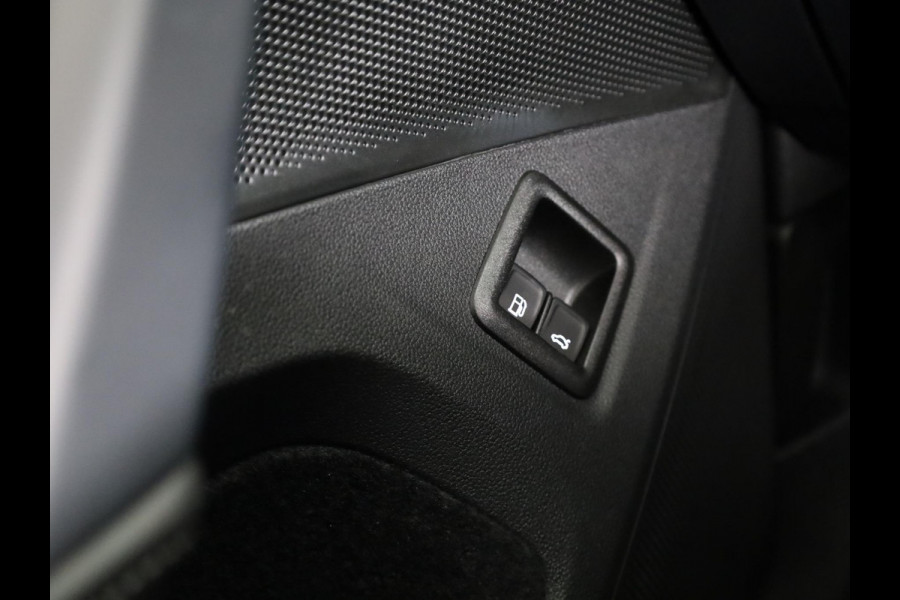 Volkswagen Tiguan 1.5 eHybrid Life 204 PK | Navigatie | Wegklapbare trekhaak | Verlengde garantie