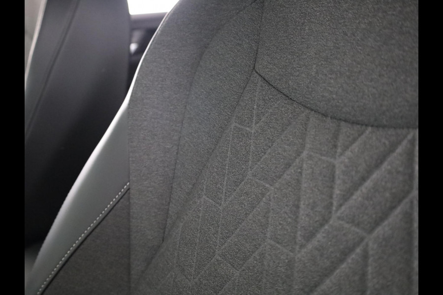 Volkswagen Tiguan 1.5 eHybrid Life 204 PK | Navigatie | Wegklapbare trekhaak | Verlengde garantie