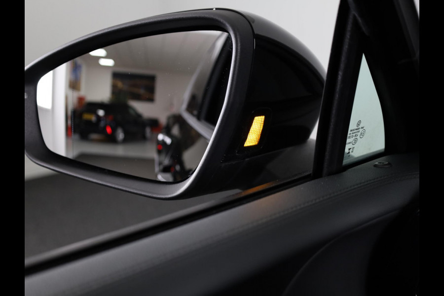 Volkswagen Tiguan 1.5 eHybrid Life 204 PK | Navigatie | Wegklapbare trekhaak | Verlengde garantie