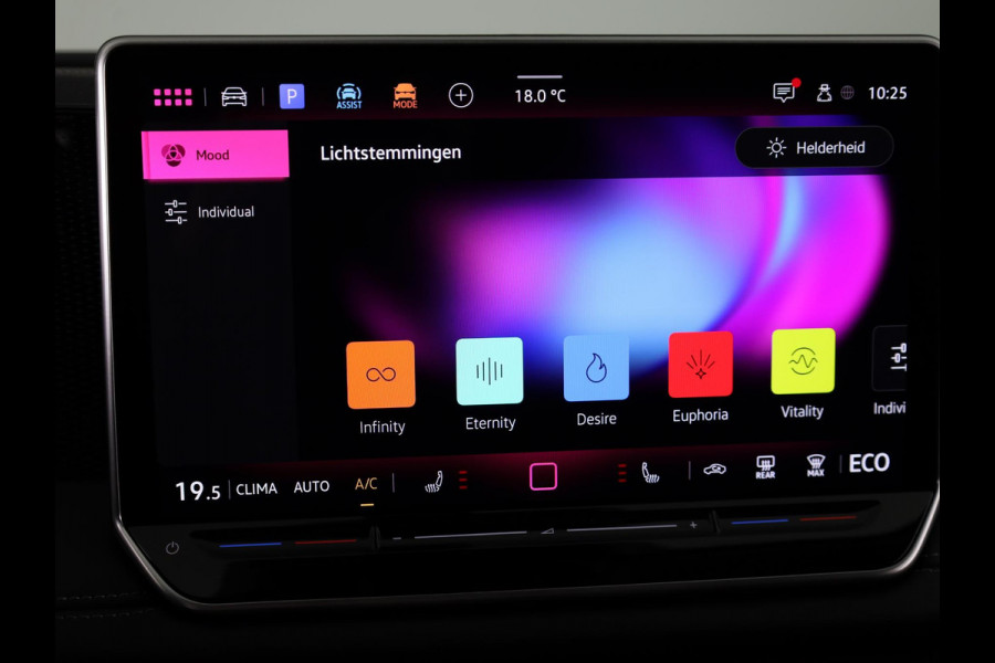 Volkswagen Tiguan 1.5 eHybrid Life 204 PK | Navigatie | Wegklapbare trekhaak | Verlengde garantie