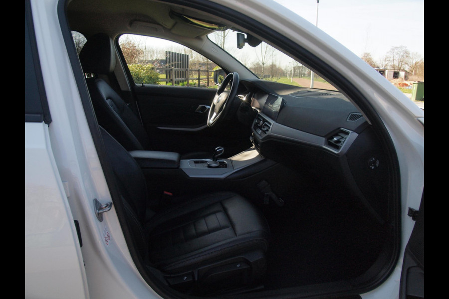 BMW 3 Serie Touring 320e Business Edition Plus | 19 Inch Velgen | Trekhaak | Laser Led koplampen | NL-Auto |