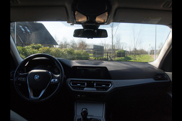 BMW 3 Serie Touring 320e Business Edition Plus | 19 Inch Velgen | Trekhaak | Laser Led koplampen | NL-Auto |