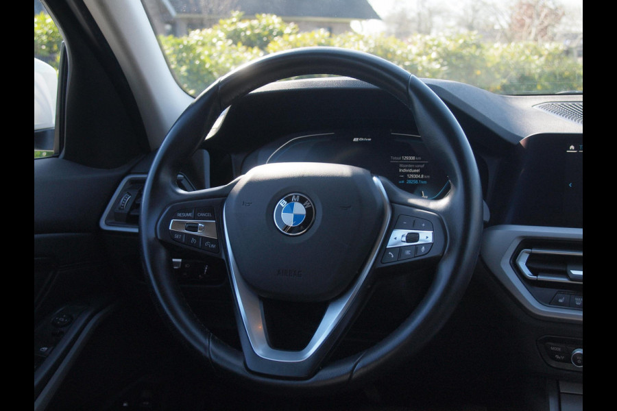 BMW 3 Serie Touring 320e Business Edition Plus | 19 Inch Velgen | Trekhaak | Laser Led koplampen | NL-Auto |