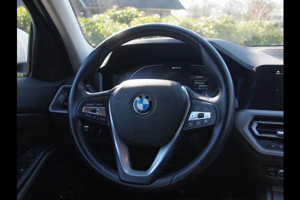 BMW 3 Serie Touring 320e Business Edition Plus | 19 Inch Velgen | Trekhaak | Laser Led koplampen | NL-Auto |