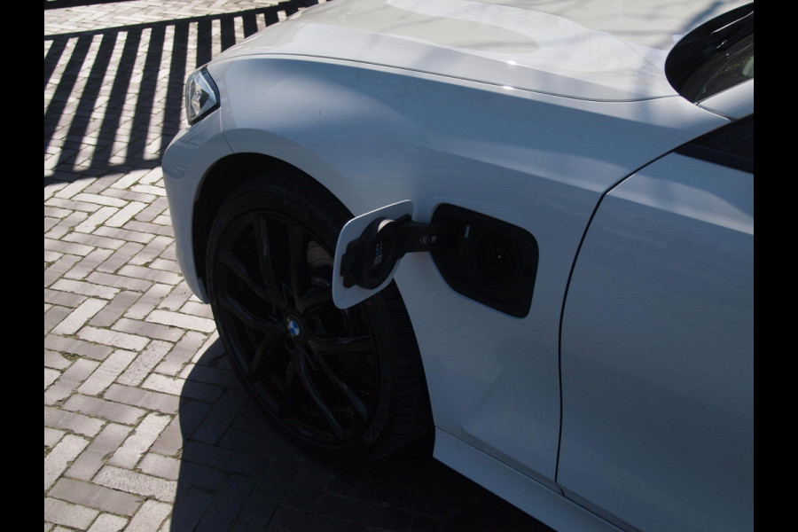 BMW 3 Serie Touring 320e Business Edition Plus | 19 Inch Velgen | Trekhaak | Laser Led koplampen | NL-Auto |