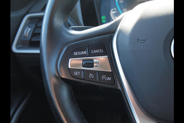 BMW 3 Serie Touring 320e Business Edition Plus | 19 Inch Velgen | Trekhaak | Laser Led koplampen | NL-Auto |