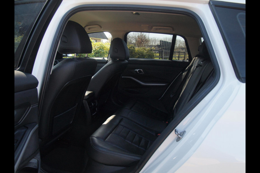 BMW 3 Serie Touring 320e Business Edition Plus | 19 Inch Velgen | Trekhaak | Laser Led koplampen | NL-Auto |