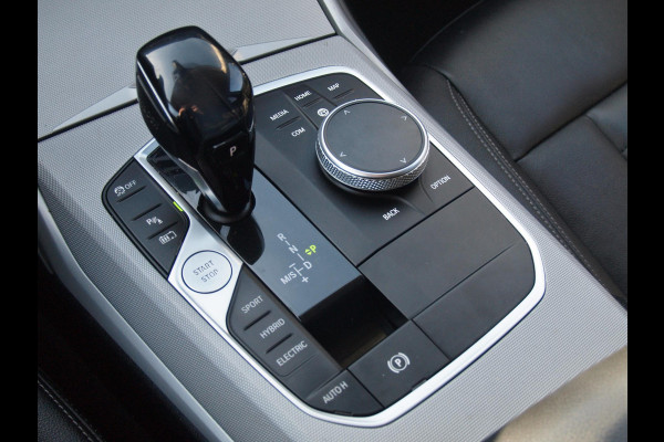 BMW 3 Serie Touring 320e Business Edition Plus | 19 Inch Velgen | Trekhaak | Laser Led koplampen | NL-Auto |