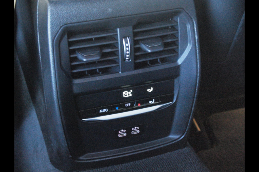 BMW 3 Serie Touring 320e Business Edition Plus | 19 Inch Velgen | Trekhaak | Laser Led koplampen | NL-Auto |